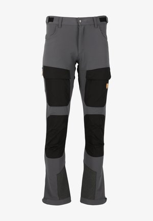 Pantalons softshell gris et noir avec des renforts aux genoux, plusieurs poches cargo et un tissu texturé sur le bas des jambes.
