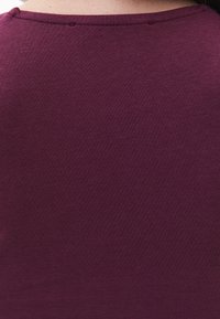 MIT ECKIGEM AUSSCHNITT - Top - crushed violets