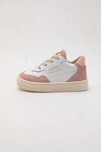 Hvide og lyserøde sneakers med suede detaljer, beige snørebånd og struktureret gummisål. Brandmærke "PRIMIGI" på siden. Klassisk low-top design.