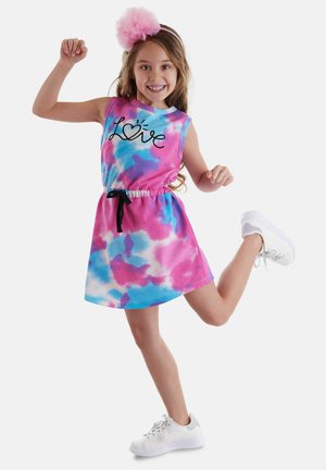 Tie-Dye-Kleid in Pink und Blau mit ärmellosem Design, elastischem Bund und einem "Love"-Grafik. Weiße Sneakers ergänzen das Outfit.