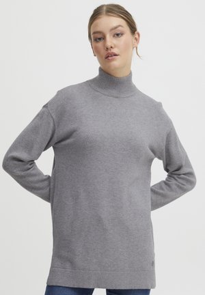 Grå turtle neck-tröja med en mjuk textur, avslappnad passform och ribbade manschetter. Har en längre nederkant för ökad täckning och komfort.