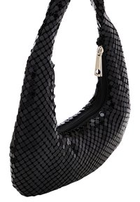 Borsa nera con superficie testurizzata e paillettes luccicanti. Ha un manico curvo e una chiusura con zip.
