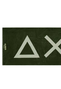 Asciugamano da spiaggia rettangolare verde realizzato in morbido tessuto, con grandi forme geometriche bianche: un triangolo e una X. Nome del marchio visibile nell'angolo.