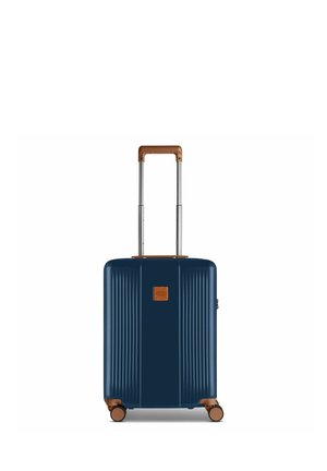 Hartschalenkoffer in Marineblau mit braunem Griff und Verkleidung, vier Rädern und einem ausgezogenen Teleskopgriff.