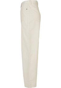 Pantalon droit écru avec une ceinture, des passants de ceinture, des poches latérales et arrière, et un rivet métallique visible sur la poche arrière.