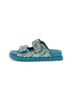 Sandalia azul con correas tejidas texturizadas y dos cierres ajustables de velcro, suela gruesa con dibujo para mayor agarre.