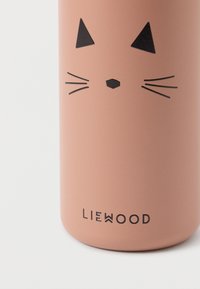 Ροζ ατσάλινο μπουκάλι νερού με σχέδιο προσώπου μαύρης γάτας με τριγωνικά αυτιά, μύτη και μουστάκια; με σήμα "LIEWOOD."