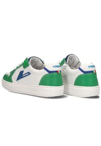Lage sneakers van wit leer met groene en blauwe accenten. Voorzien van een gestructureerde groene hiel, een logo aan de zijkant en een gemusterde tong.