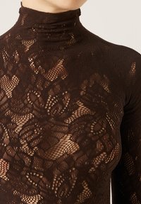 Collo a dolce vita marrone in pizzo caratterizzato da un design testurizzato e con motivo, con una vestibilità aderente, evidenziato da dettagli floreali e in rete.