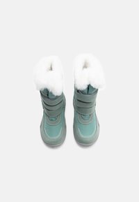 Botas verdes impermeables con un puño de pelaje sintético blanco, tres correas ajustables de Velcro, superficie lisa y área de puntera reforzada.