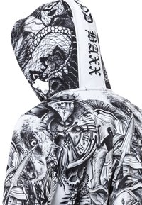 Schwarz-weißer Kapuzenpullover aus weichem Stoff mit komplexen Grafiken, die Uhren, Waffen und Tiermotive zeigen.