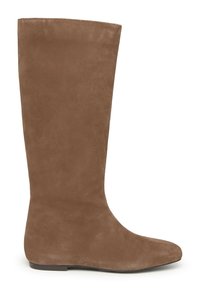 Bota marrón de ante hasta la rodilla con textura suave, punta afilada y suela plana, con un diseño sencillo y sin costuras.