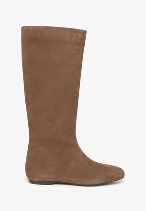 Bota marrón de ante hasta la rodilla con textura suave, punta afilada y suela plana, con un diseño sencillo y sin costuras.