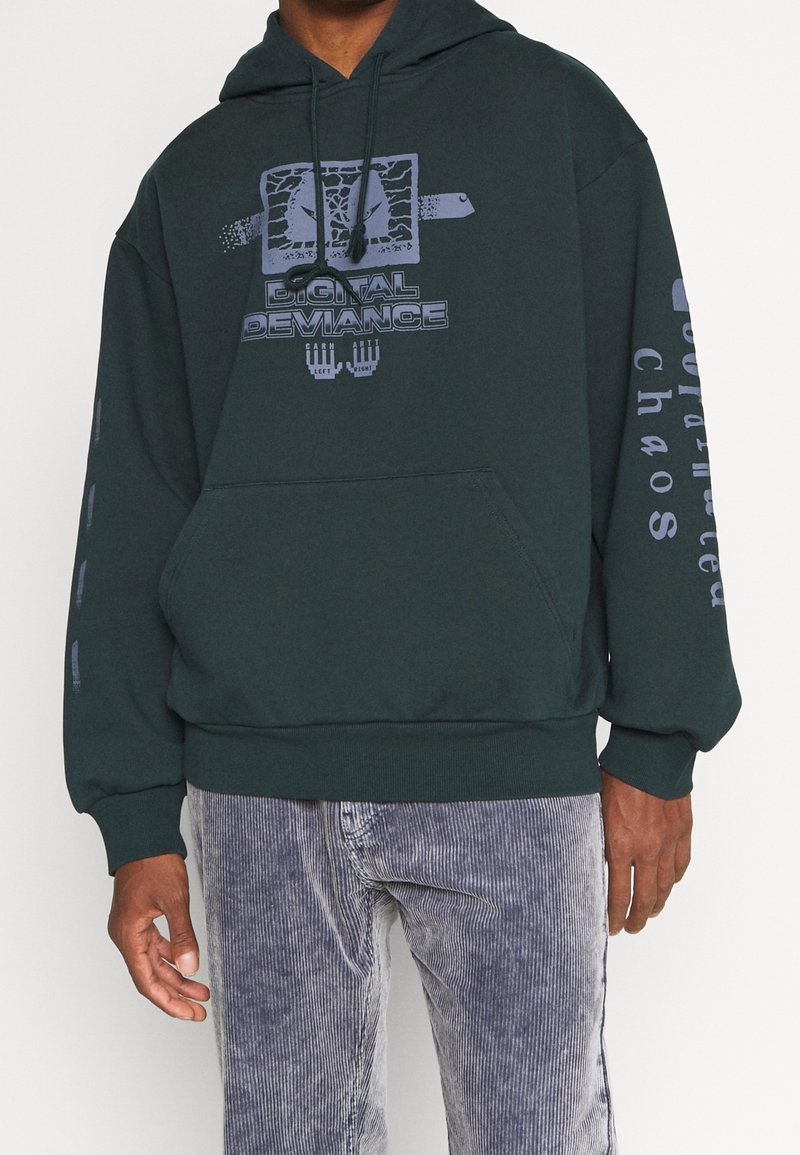 Tmavě zelená mikina s kapucí, na přední straně s grafikou a nápisem "Digital Deviance", dlouhými rukávy s potištěným textem a klokaní kapsou.