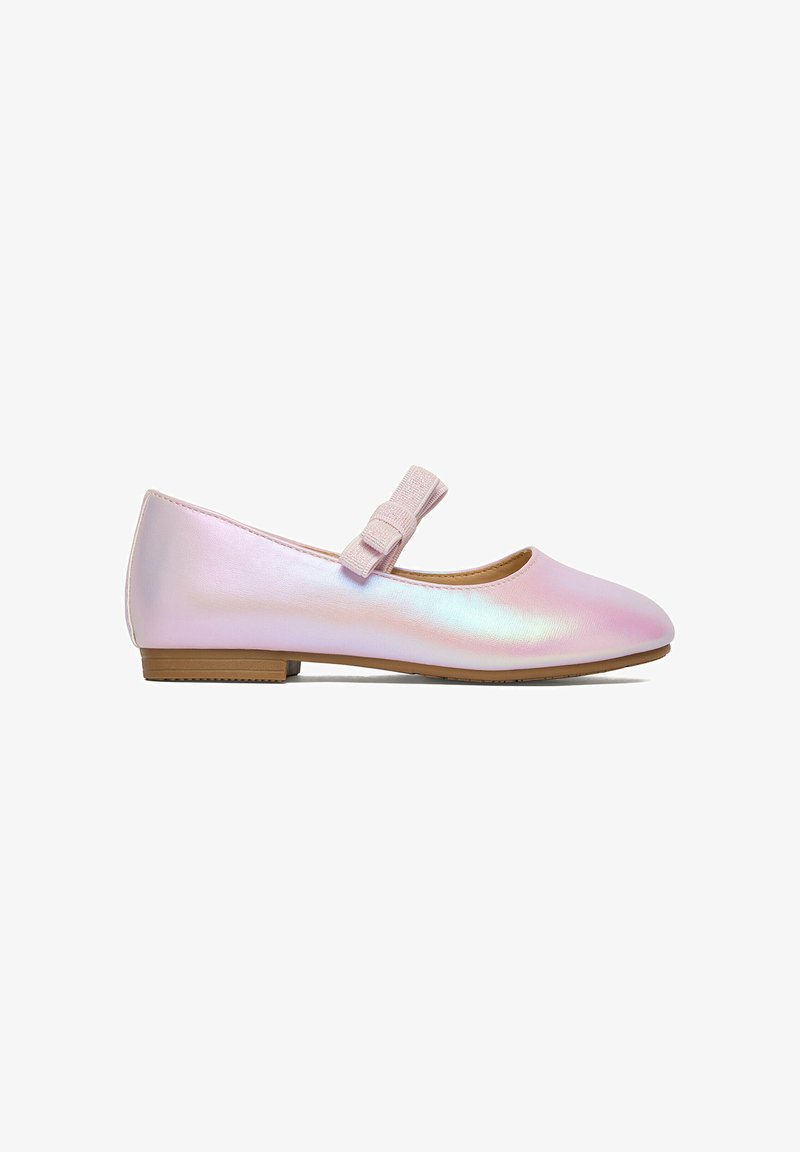 Mädchen flache Mary-Jane-Schuhe in irisierendem Pink mit einem Stoffschleifenriemen und niedrigem braunem Absatz.