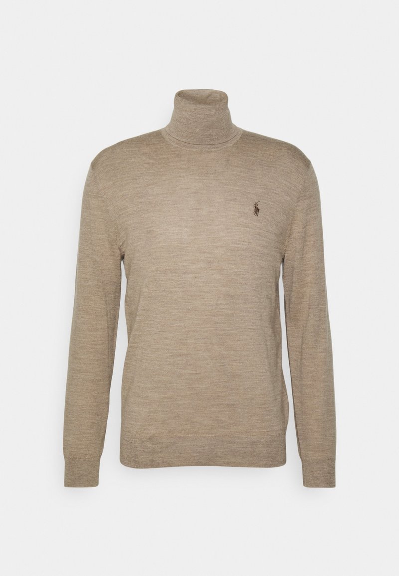 Pull à col roulé beige à manches longues avec un petit logo foncé brodé sur le côté gauche de la poitrine, présenté sur un fond blanc.