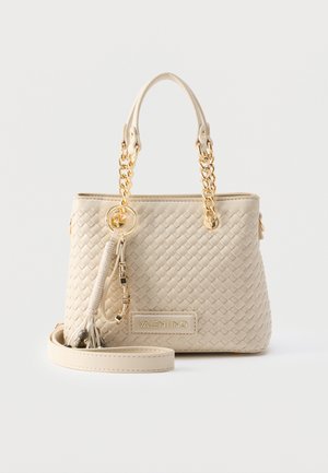 Lille beige flettet håndtaske med håndtag i guldkæde, kvastvedhæng og Valentino-logo på fronten.