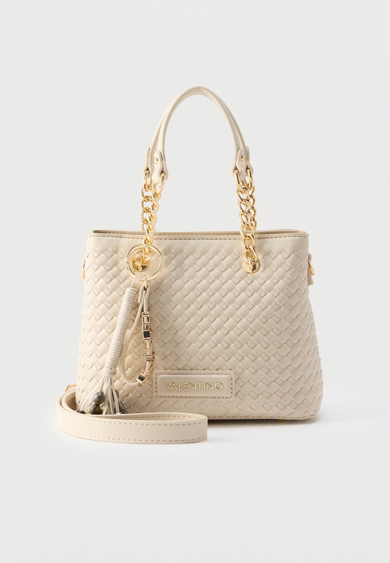 Μικρή υφαντή τσάντα ώμου σε μπεζ χρώμα με χρυσές αλυσίδες ως χερούλια, διακοσμητικό φούντα και πλακέτα με το λογότυπο της Valentino στη μπροστινή πλευρά.