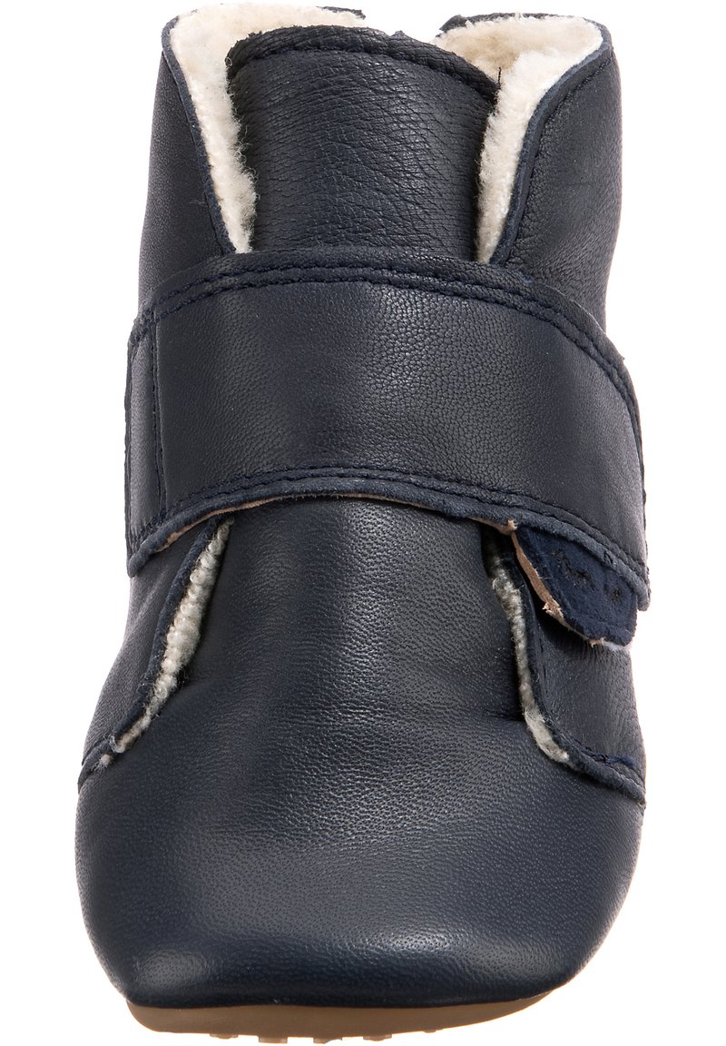 Marineblaue Leder-Schuhwaren mit einem weichen Innenfutter, ausgestattet mit einem breiten Klettverschluss und einer glatten Textur. Runde Zehenform mit minimaler Detailgestaltung.