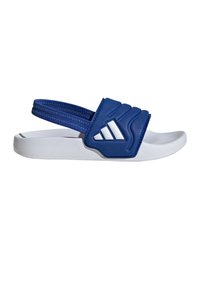 Μπλε σανδάλι με μεταλλική υφή στο επάνω λουρί και ελαστική πίσω πλευρά. Λευκή εξωτερική σόλα με λευκό λογότυπο τριών ραβδώσεων στο πλάι.