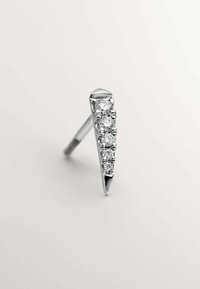 Pendiente de plata que presenta cinco piedras redondas transparentes dispuestas en un diseño cónico, con un acabado pulido y una textura suave.