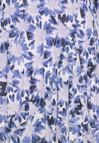 Robe plissée présentant un motif floral dans des nuances de bleu et de violet, avec une texture de tissu lisse et des illustrations de fleurs distinctes.