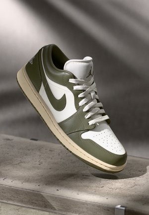 AIR JORDAN 1 LOW - Trainers - sail/med olive/coconut milk