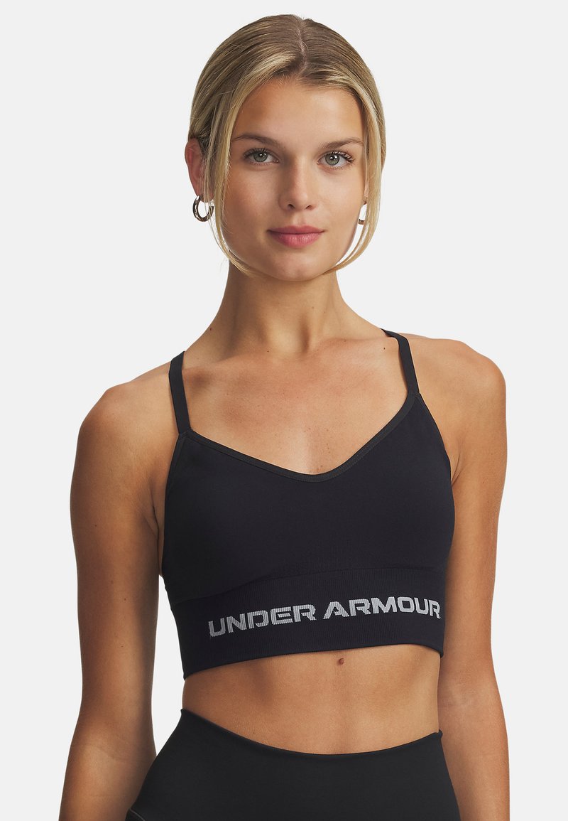 Zwarte sportbeha met een V-hals ontwerp, verstelbare bandjes en een brede band met "UNDER ARMOUR" in grijs. Soepele textuur.