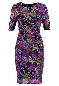 Vestido bodycon de estampado floral con mangas cortas, flores rojas y azules vibrantes sobre un fondo negro, con detalles fruncidos.