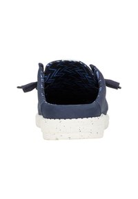 Marineblauwe sneakers van stof met een wit gespoten zool, open achterkant en contrasterend zigzagpatroon aan de binnenkant. Voorzien van een trekband voor gemakkelijk aan- en uittrekken.