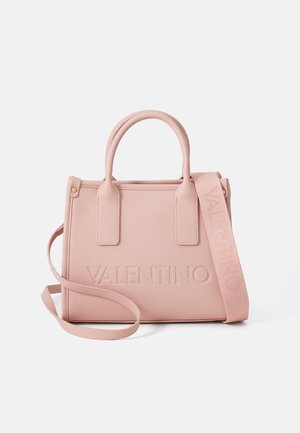 Różowa skórzana torebka z wytłoczonym logo "VALENTINO", podwójnymi uchwytami u góry i odpinanym paskiem na ramię. Gładka faktura i usztywniony kształt.