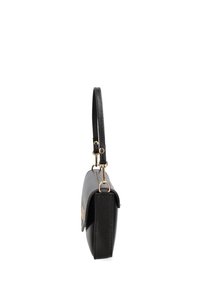 Borsa a mano in pelle nera con un design piatto e strutturato. Presenta un manico corto, dettagli in metallo dorato e una chiusura con patta laterale.
