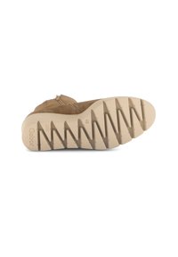 Botte en daim marron avec semelle épaisse beige, motif de semelle zigzag profond, fermeture éclair sur le côté et marquage Gabor sur le talon de la semelle.