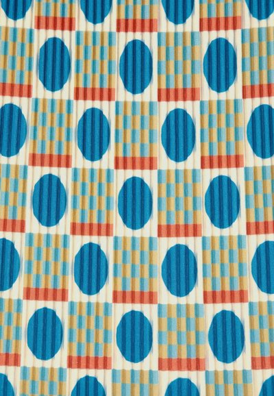 Das Textilmuster zeigt große blaue Kreise auf einem weißen Hintergrund, die abwechselnd mit Gittermustern aus beigen und roten Streifen gestaltet sind.