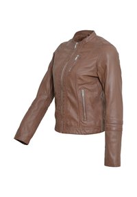 Veste en fausse cuir marron avec fermeture éclair avant, poches poitrine et latérales zippées, et détails cousus sur les manches et les épaules.