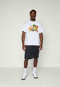 Puma HOOPTOPIA IS LIFE TEE - Tričko s potlačou - white