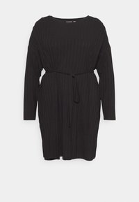 Vestido preto de mangas longas feito de material com textura canelada, apresentando uma cintura com cinto, decote redondo e um design de ajuste solto.