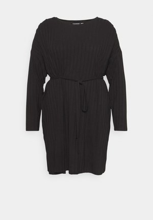 Vestido preto de mangas longas feito de material com textura canelada, apresentando uma cintura com cinto, decote redondo e um design de ajuste solto.