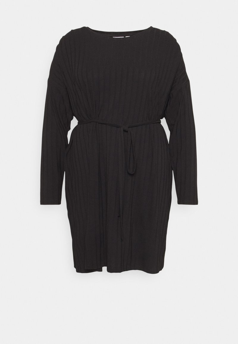 Vestido preto de mangas longas feito de material com textura canelada, apresentando uma cintura com cinto, decote redondo e um design de ajuste solto.