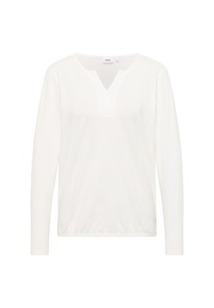 Top blanco de manga larga con escote en V, que presenta una textura suave y un dobladillo sutil. Etiqueta de la marca "CECIL" visible en el cuello.
