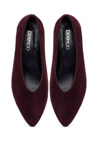 Zapatos de tacón alto de ante burdeos con diseño de punta y interior de piel negra. Marcados con el logo "DERIMOD" dentro del zapato.