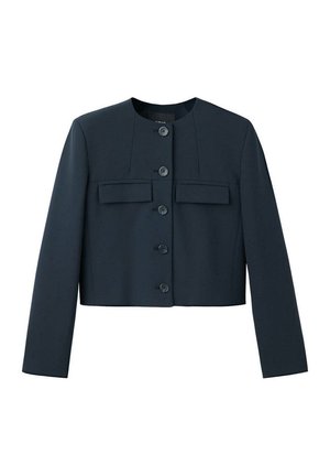 Chaqueta corta azul oscuro con mangas largas, cuello redondo, cinco botones delanteros y dos bolsillos horizontales en el pecho con solapa.