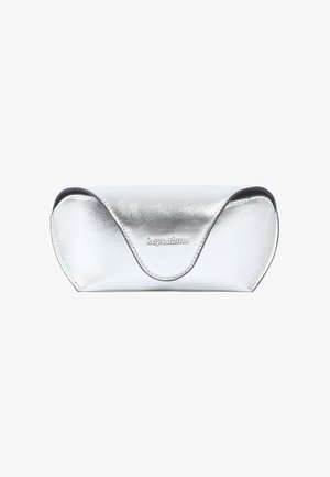 Zilveren metalen brilhoes met een gebogen vorm, voorzien van een gladde textuur, gestikte randen en een logo dat aan de voorkant is geperst.