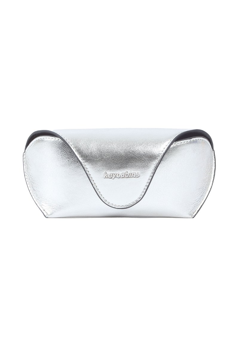 Sölvmetalliskt glasögonfodral med en böjd form, med en slät yta, stickade kanter och en logotyp präglad på framsidan.