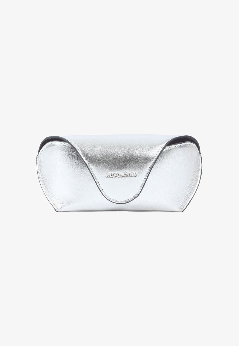 Étui à lunettes en métal argenté de forme incurvée, avec une texture lisse, des bords cousus et un logo embossé à l'avant.