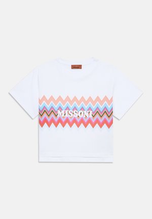 Camiseta blanca corta con un patrón de zigzag multicolor en el pecho. Presenta el texto "MISSONI" en una fuente audaz y de contraste.
