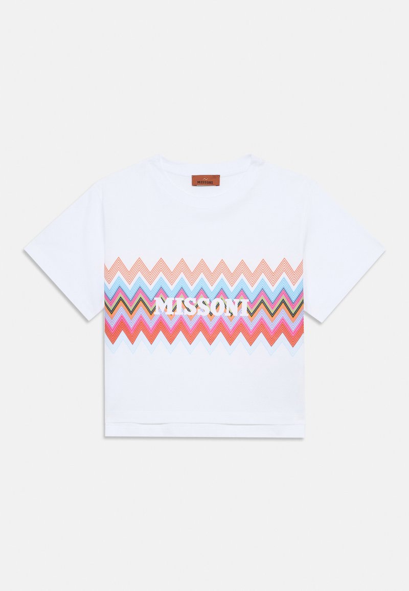 Hvit kort t-skjorte med flerfarget sikksak-mønster over brystet. Har teksten "MISSONI" i fet, kontrastfarge.