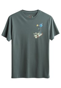Donkergroen katoenen t-shirt met korte mouwen. Heeft een kleurrijk graphic ontwerp van drijvende voorwerpen, waaronder een verkeersbord en papieren.