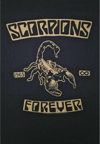Černé tričko s žlutou grafikou škorpiona a textem "ŠKORPIONI" nahoře a "NAVŽDY" dole. Rok "1965" je zahrnut.