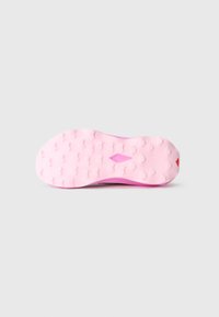 Sula i rosa gummi med texturerat greppmönster; har en diamantformad logotyp i mitten och en röd accent vid hälen.